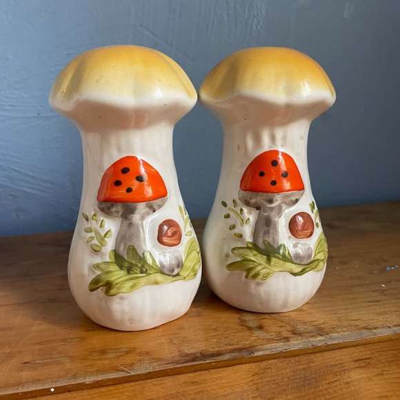 Sears Merry Mushroom Canister and salt and pepper shaker set - Picture 2 of 5